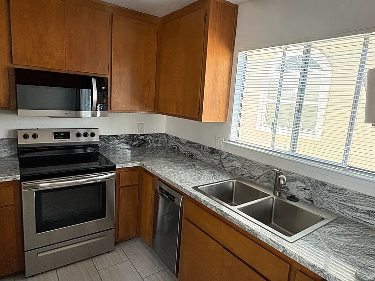 230 Park Ave #3 — Photo 4