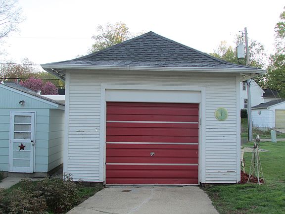 2nd image of 711 E Bremer Ave