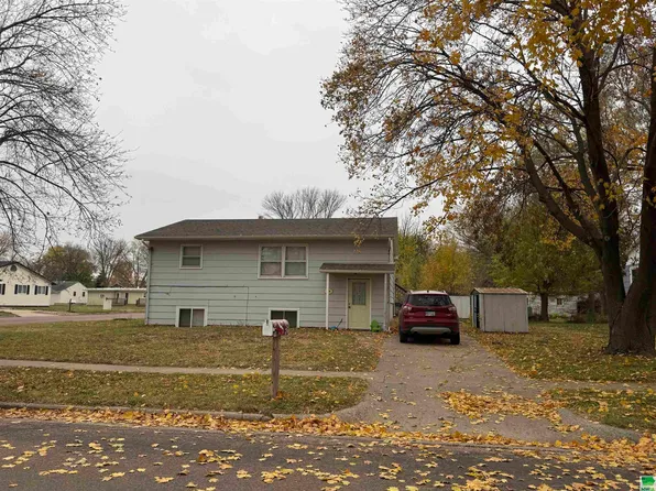 904 W Clark St, Vermillion, SD 57069