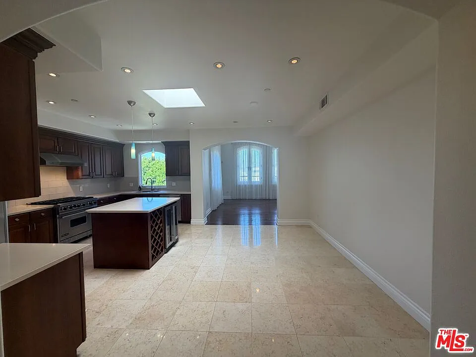 3 bed, 3.0 bath, 1650 sqft, $6,750 — Photo 4