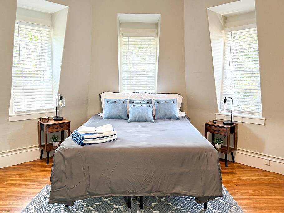 1st image of 160 Orange St #11