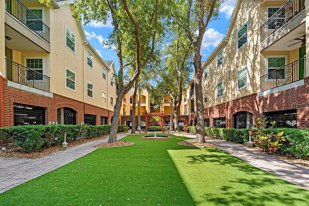 1 bed, 1.0 bath, 1044 sqft, $2,400 — Photo 1