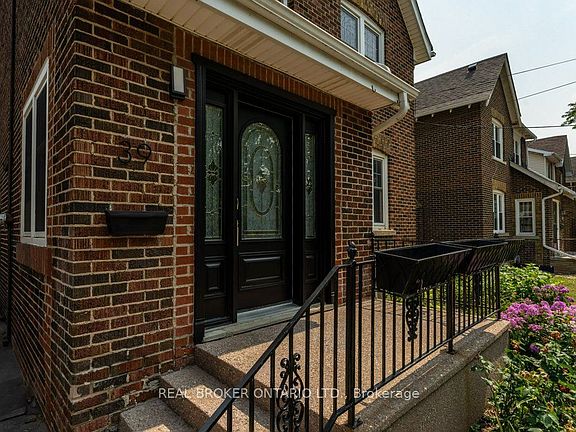 4th image of 39 Court St N