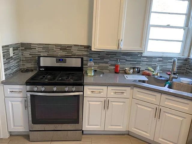 628 Midvale Ave — Photo 4