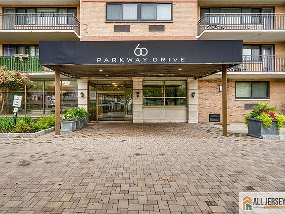 5th image of 60 Parkway Dr E APT 14C