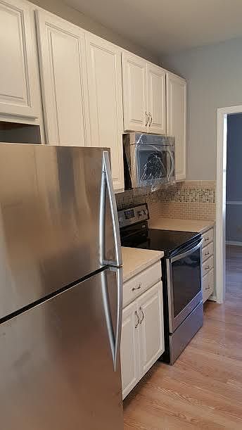 Kitchen looking toward breakfast nook