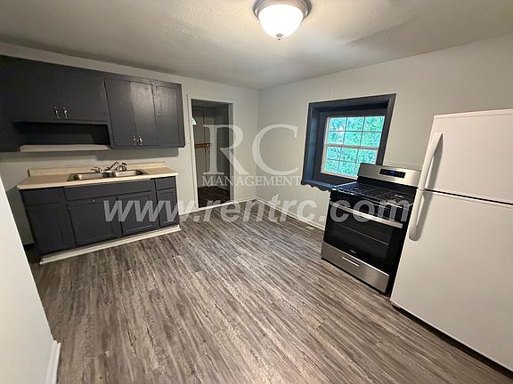 2nd image of 901 Jewell St