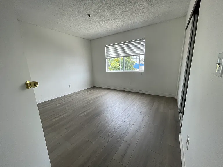 14931 Van Buren St #D — Photo 9