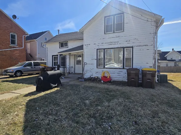 807 W Pleasant St, Freeport, IL 61032