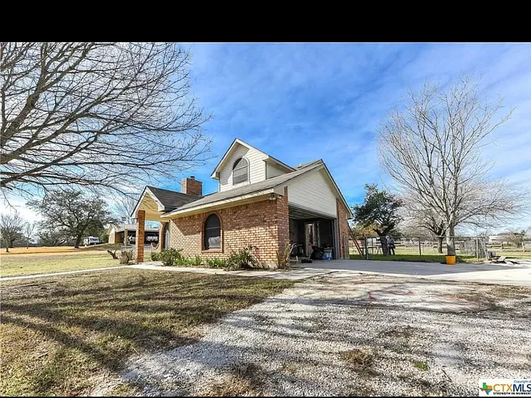 3300 Lois Ln — Photo 2