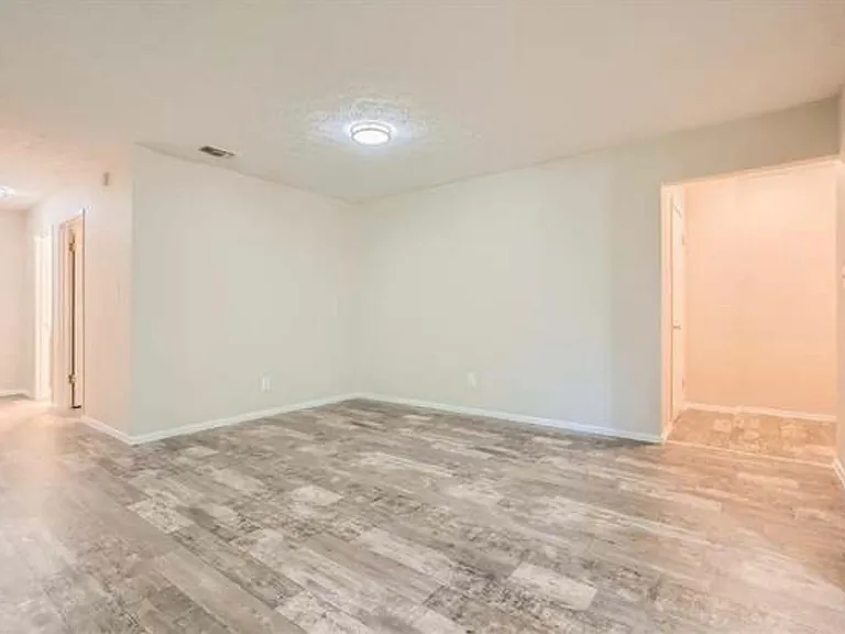6822 Glenridge Dr — Photo 1