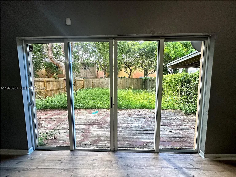 687 SW 10th St — Photo 5
