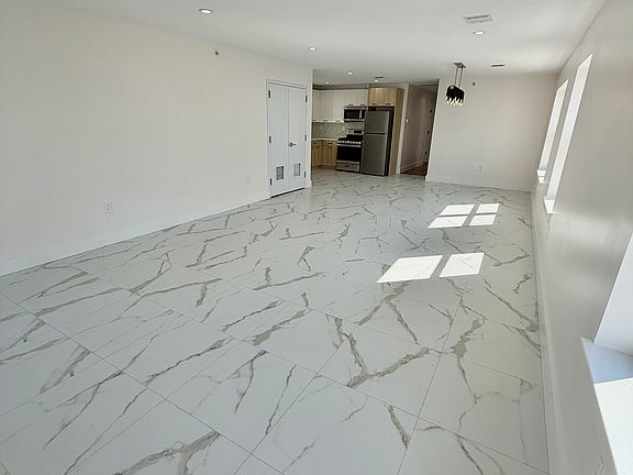 4th image of 418 Avon Ave #3