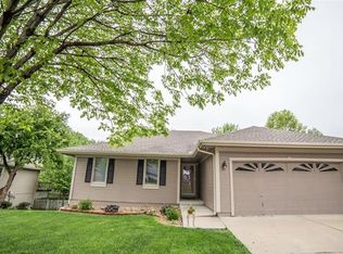 614 E 15th St, Kearney, MO 64060