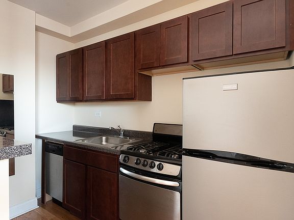 2nd image of 818 W Diversey Ave #Q