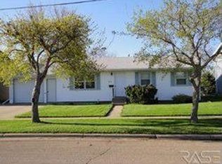 424 SE 9th St, Madison, SD 57042