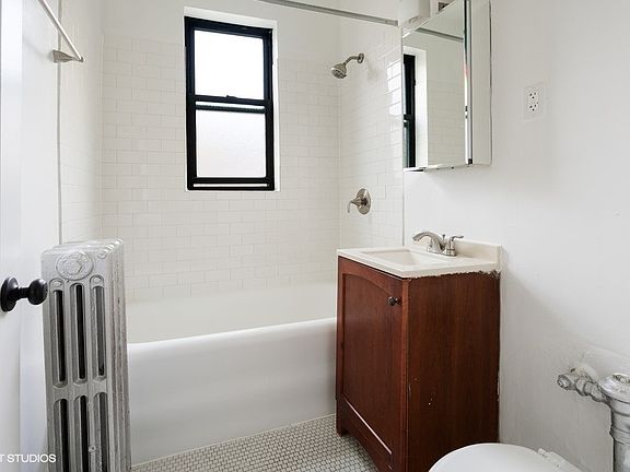 3rd image of 4614 N Paulina St #1B-1Ba
