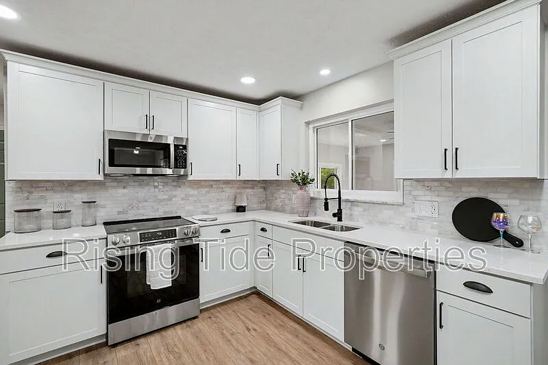 4 bed, 2.5 bath, 2124 sqft, $2,795 — Photo 2
