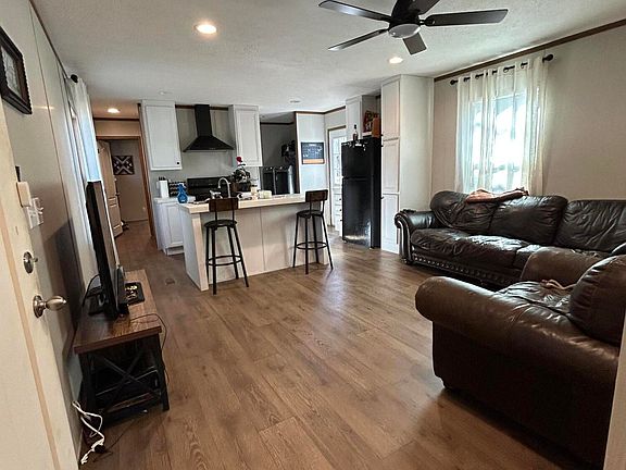 3rd image of 9222 Goldfinch Road