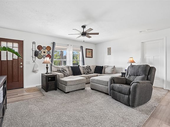 4th image of 400 Summer St SE