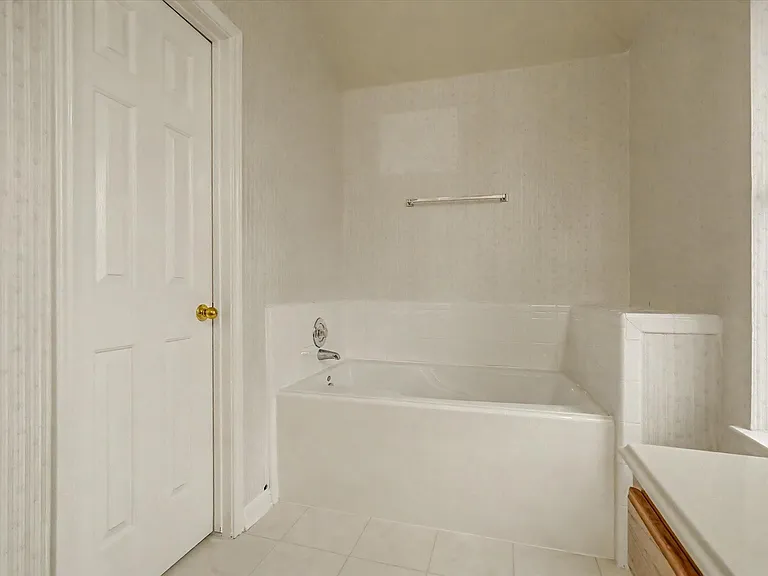 10840 Sycamore Dr N — Photo 32