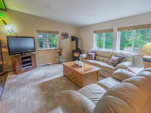 2nd image of 950 Oakmont Dr