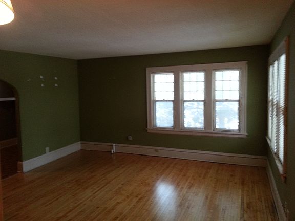 1055 Laurel Ave Unit 4 Living Room