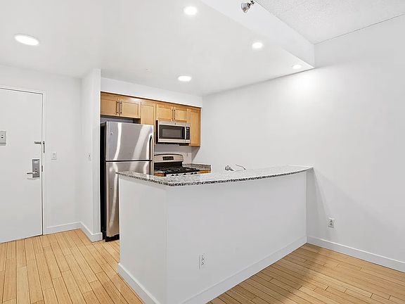 3rd image of 516 W 47th St APT N1f