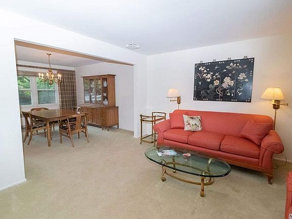 5th image of 8 Whitehall Dr