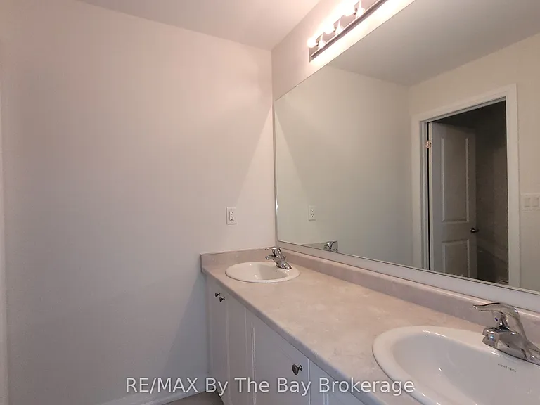 194 Union Blvd — Photo 24