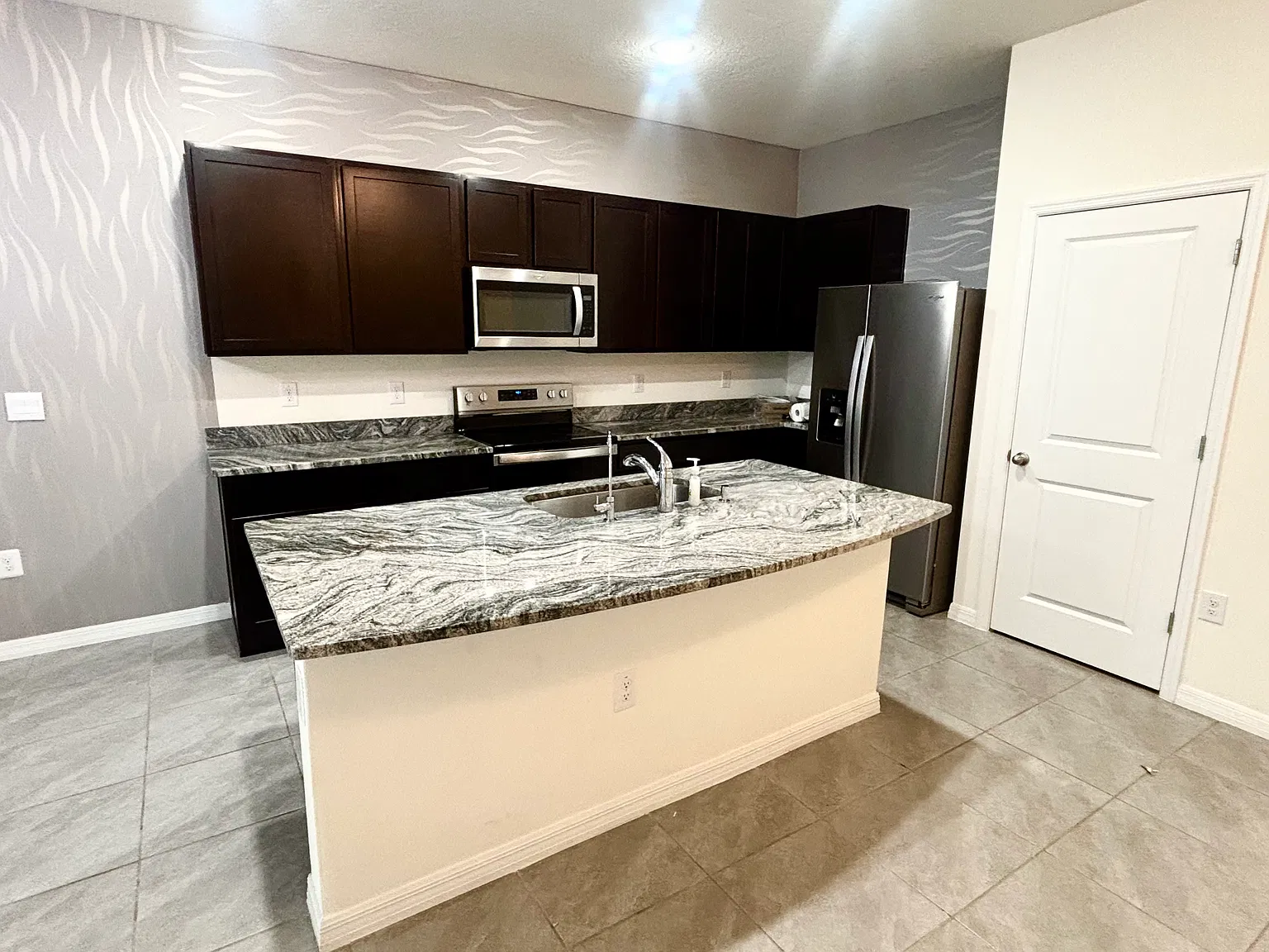 3 bed, 2.5 bath, 1673 sqft, $2,300 — Photo 3