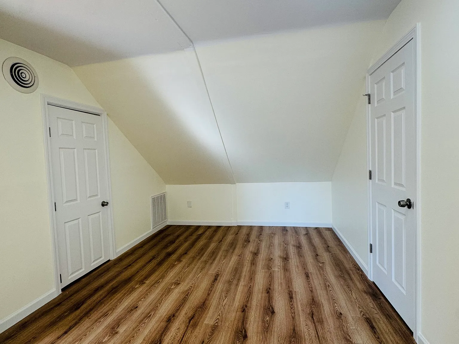 1 bed, 1.0 bath, 902 sqft, $1,400 — Photo 1
