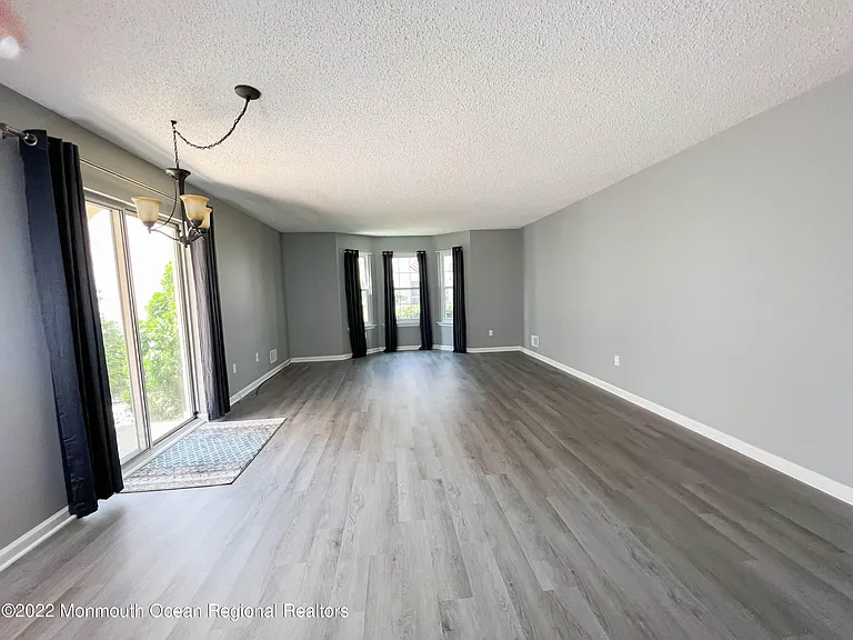 313 Tulip Ln — Photo 9