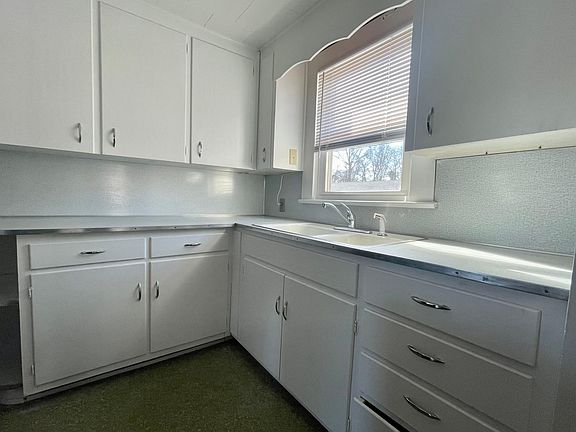 4th image of 109 S College St