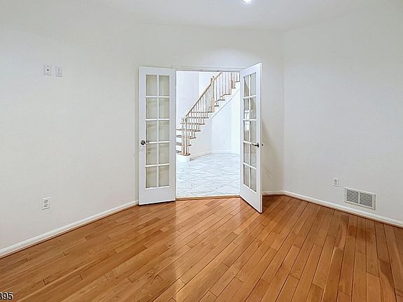 5th image of 33 Rose Ln