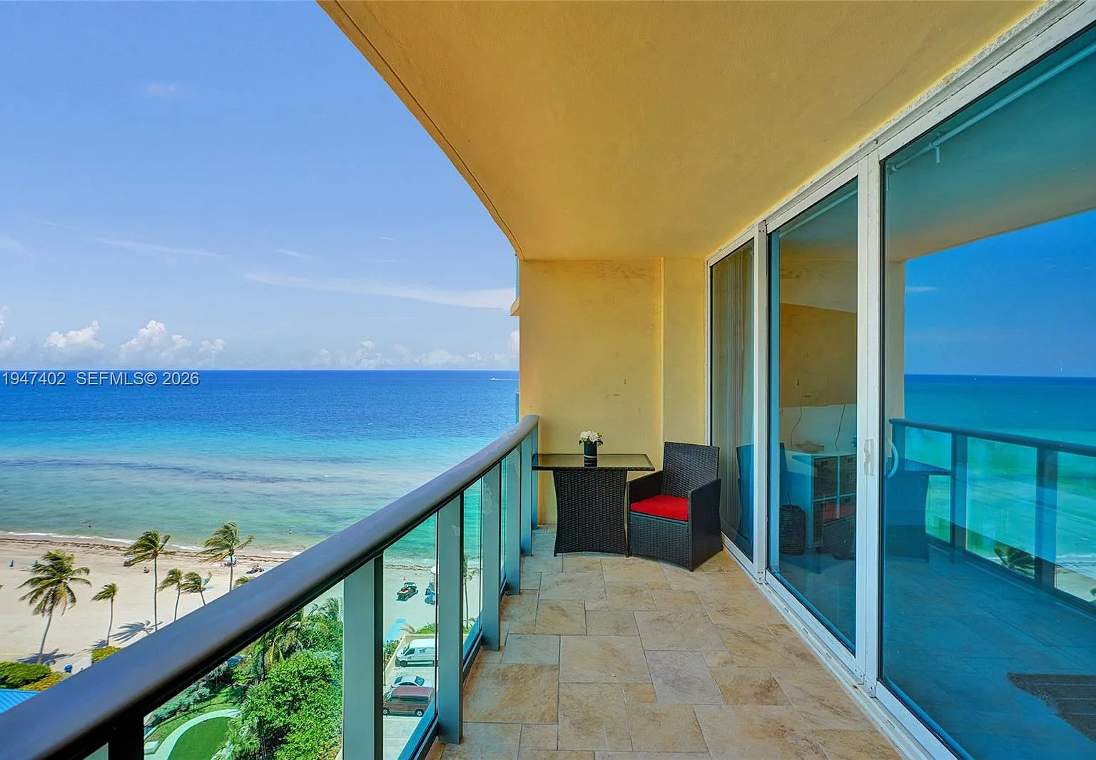 Wave Condo — Photo 1