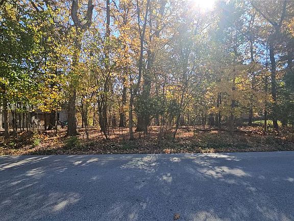 2nd image of 60 N Lake Sherwood Dr