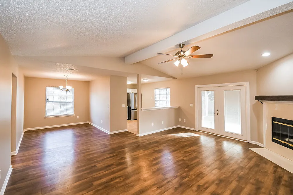 3 bed, 2.0 bath, 1451 sqft, $2,170 — Photo 4