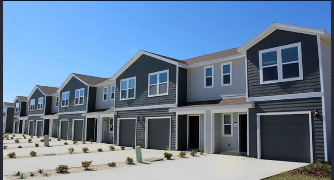 3 bed, 2.5 bath, 1458 sqft, $1,800 — Photo 1