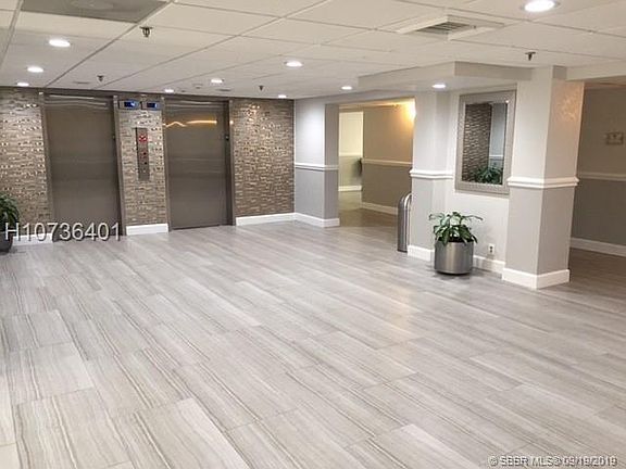 3rd image of 901 Hillcrest Dr APT 206