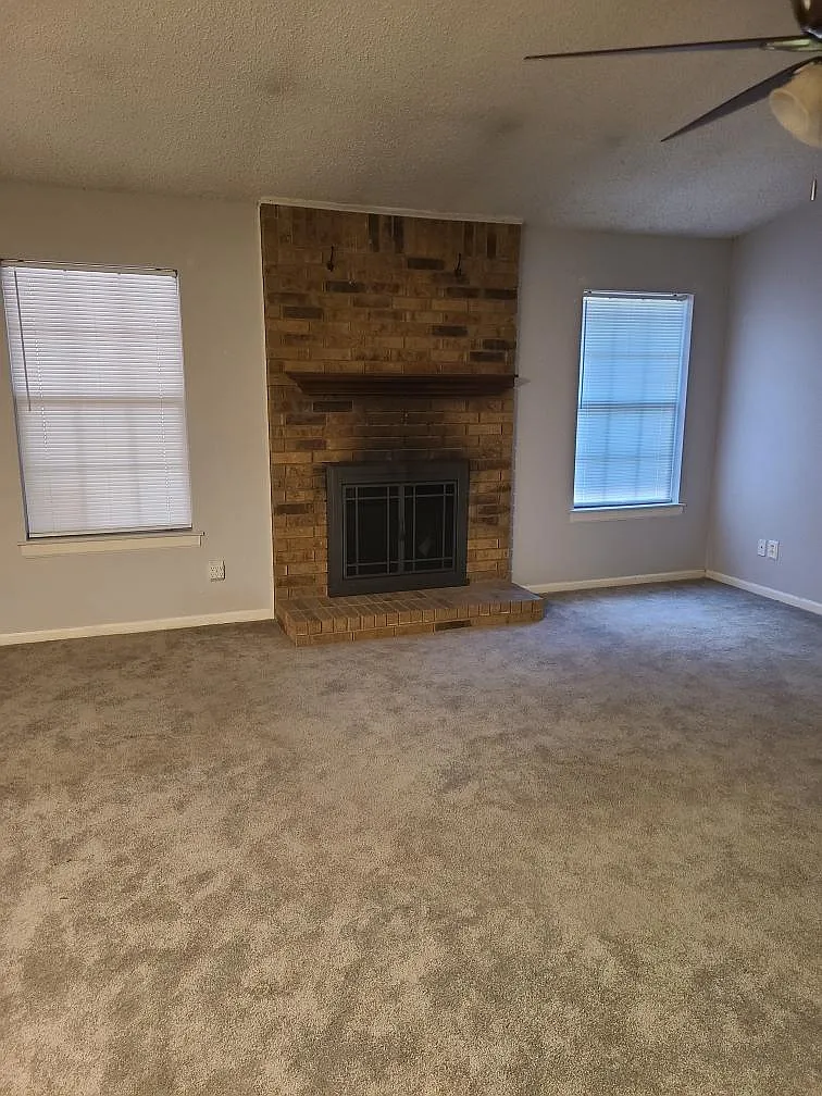 3 bed, 1325 sqft, $2,400 — Photo 2