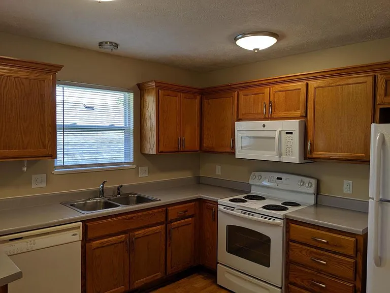 1708 S 10th Ave — Photo 3