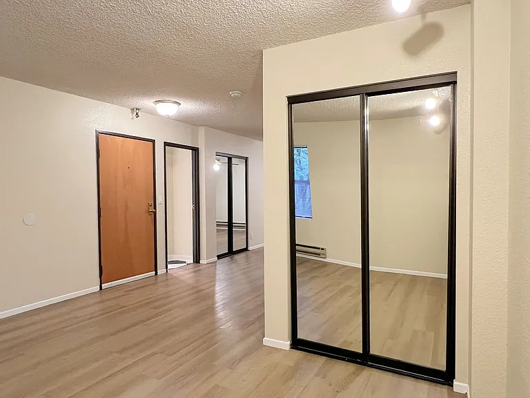 Marcella Apartments — Photo 17