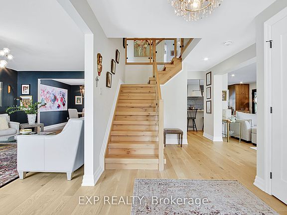 3rd image of 895 Dresden Cres