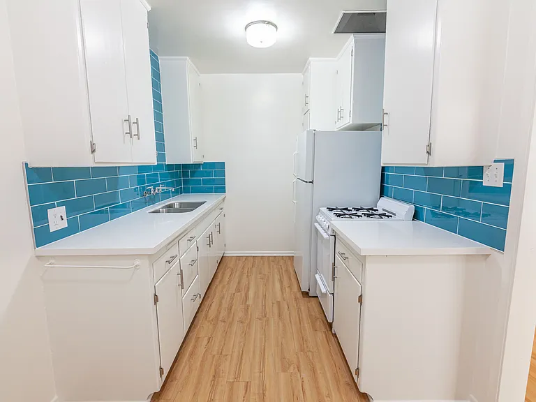 Gayley Manor Apartments — Photo 51