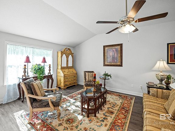 4th image of 23038 Ridgewood Dr