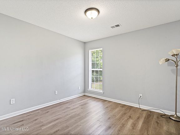 4th image of 1810 Dorchester Dr