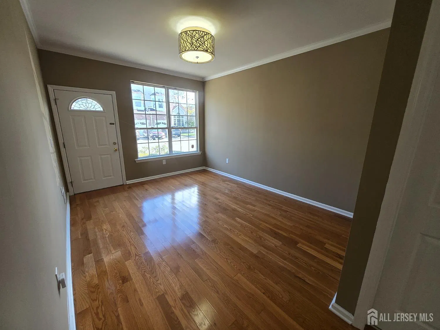 3 bed, 2.5 bath, 1834 sqft, $3,400 — Photo 2