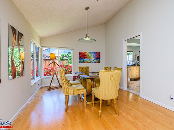 4th image of 105 Aurora Ln
