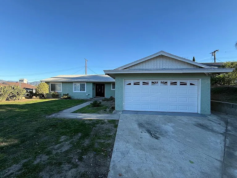 15148 Oro Grande St — Photo 2